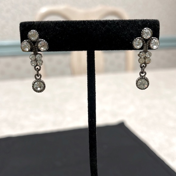 ART DECO STYLE CLEAR CRYSTAL DROP FLEUR DE LEIS POST BACK EARRINGS - Picture 2 of 3